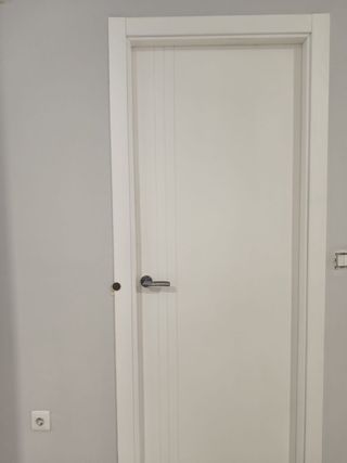 Puerta de interior blanca con cristal
