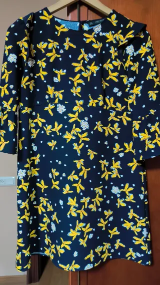 Vestido Zara Basic floral negro y amarillo