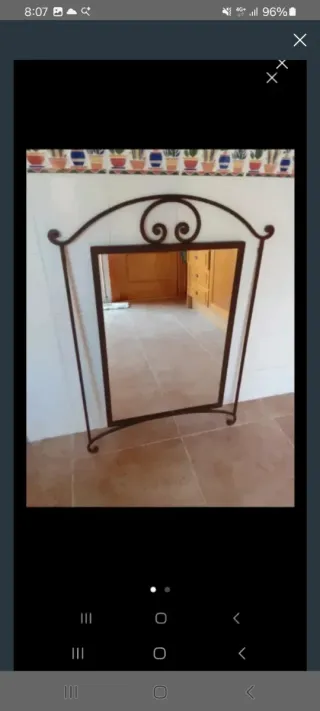 Espejo de metal con marco decorativo