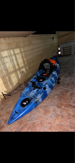 Kayak Marlin azul y blanco para pesca.
