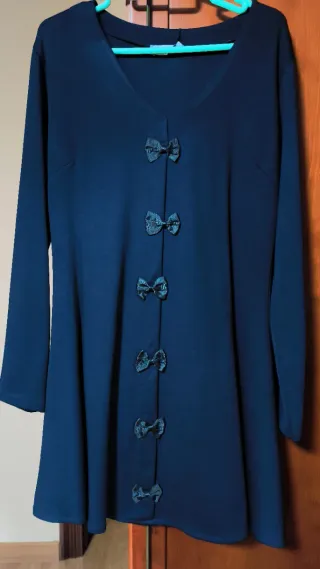 Vestido azul marino con lazos