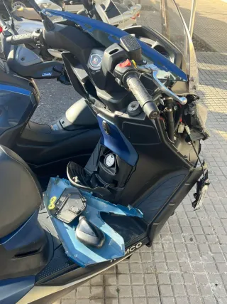 Moto Scooter Azul y Negra