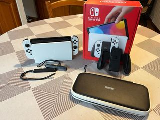 Nintendo Switch OLED con molti giochi