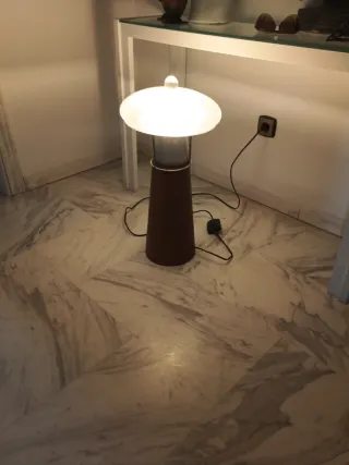 Lámpara de mesa madera y cristal