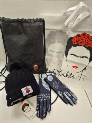 Gorro, guantes y mochila saco Frida Kahlo