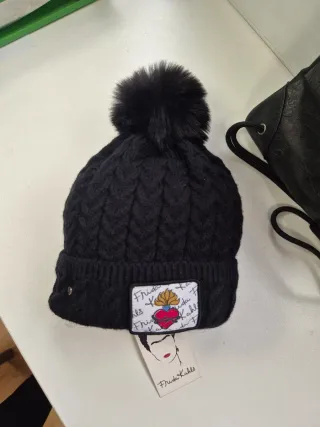 Gorro, guantes y mochila saco Frida Kahlo