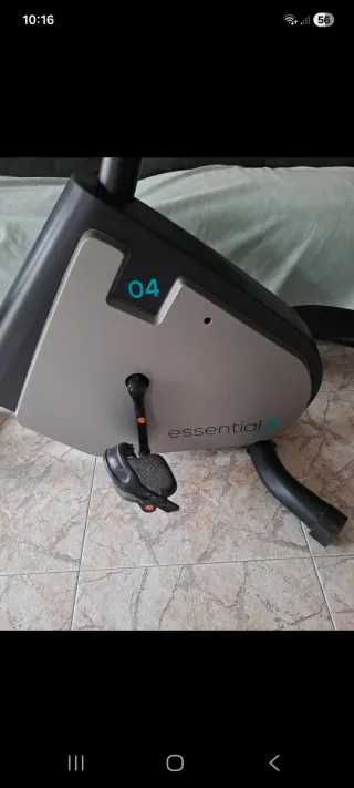 Bicicleta estática con funda de asiento.
