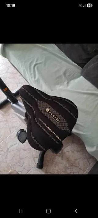 Bicicleta estática con funda de asiento.