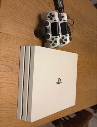PS4 Pro Bianca + 2 Controller