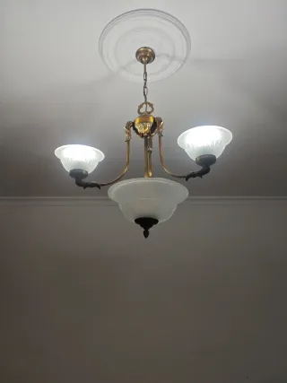 Lámpara de techo dorada y blanca