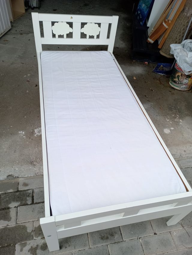 Cama individual de madera blanca