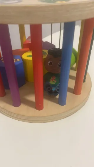 Juguete de madera con figuras