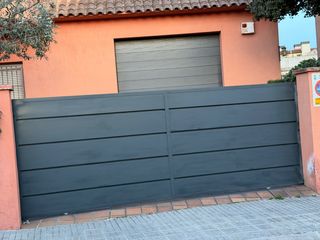 Portón corredizo, decoracion de metal