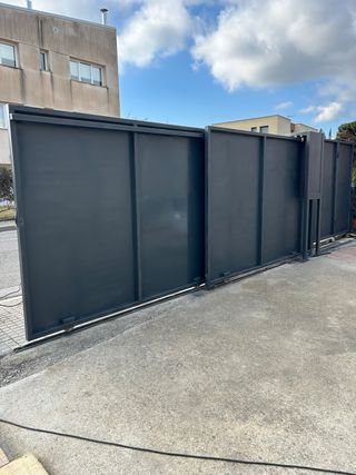 Portón corredizo, decoracion de metal