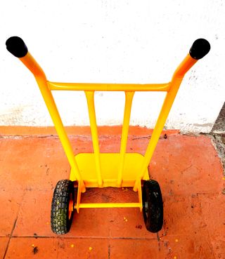 Carretilla manual amarilla