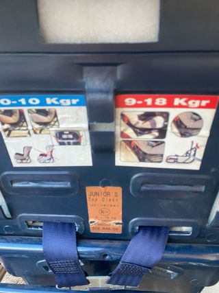 Silla de coche azul y roja