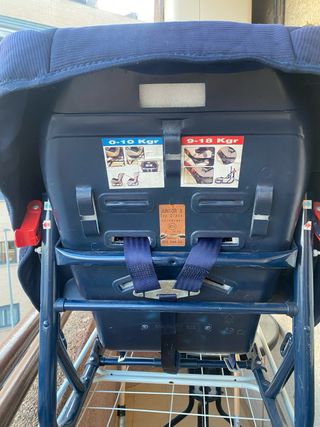 Silla de coche azul y roja
