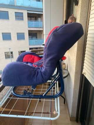 Silla de coche azul y roja
