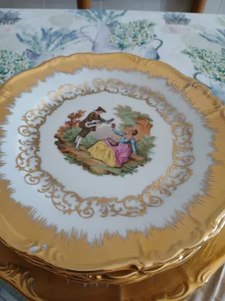 Piatto decorativo in porcellana con bordo dorato
