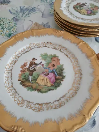 Piatto decorativo in porcellana con bordo dorato