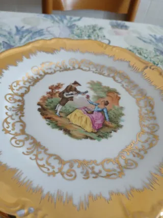 Piatto decorativo in porcellana con bordo dorato