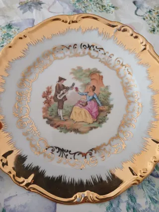 Piatto decorativo in porcellana con bordo dorato