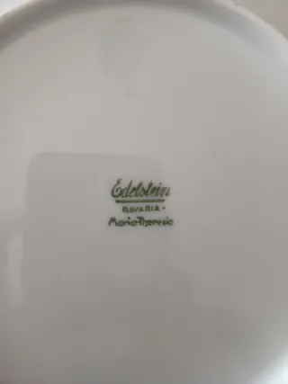 Piatto decorativo in porcellana con bordo dorato