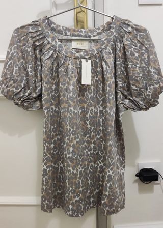 Top, camiseta gris de Anthropologie, XS