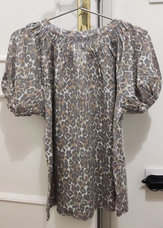 Top, camiseta gris de Anthropologie, XS