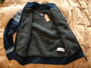 Chaqueta polar con cremallera y estampado