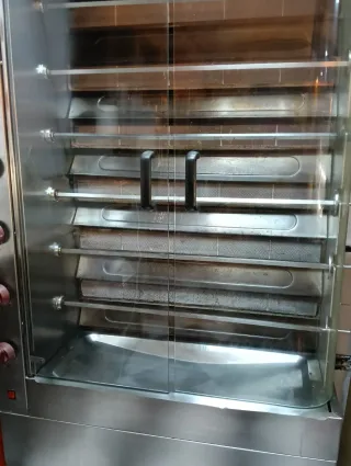 Lote: Máquina pollos asados y vitrina frigorífica