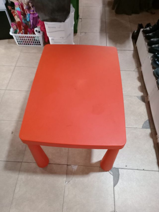 Mesa infantil roja de plástico
