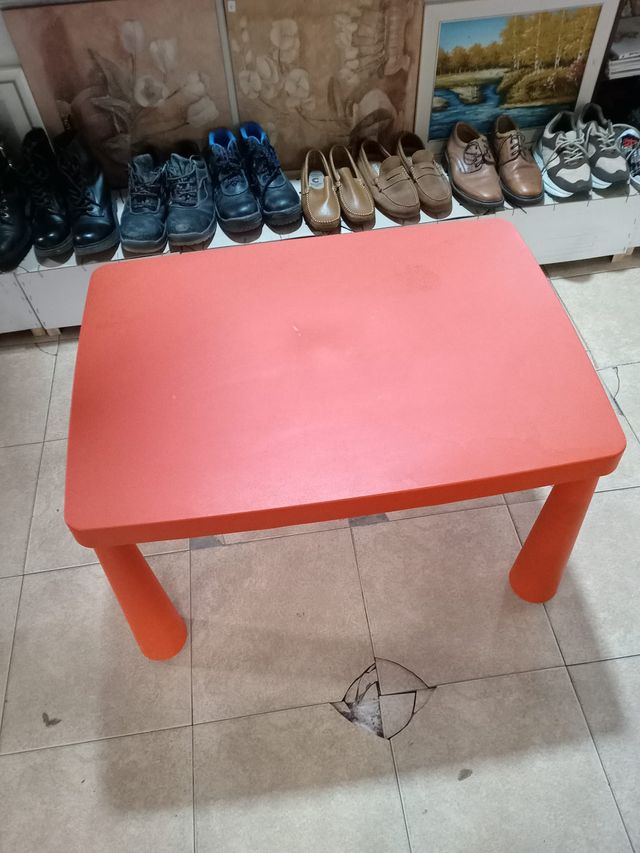 Mesa infantil roja de plástico