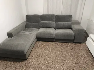 Sofá chaise longue gris.