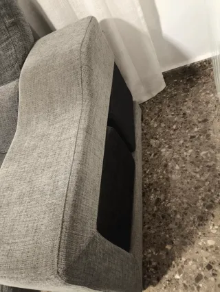 Sofá chaise longue gris.