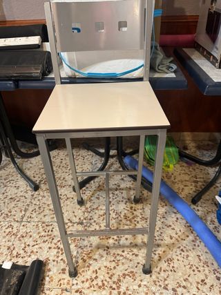Mesa alta y 2 bancos a juego