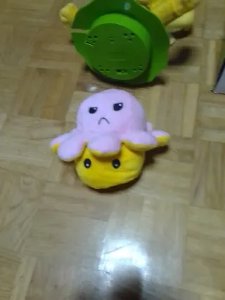 Lote 3 peluches infantiles y juego