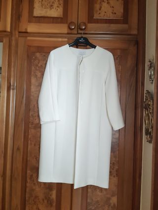 Abrigo blanco roto