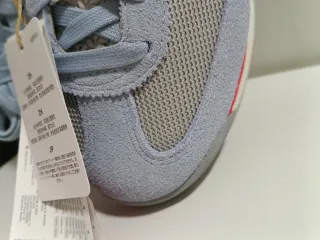 Zapatillas Adidas Grises y Rojas