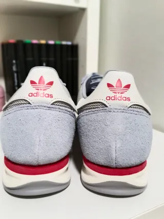 Zapatillas Adidas Grises y Rojas