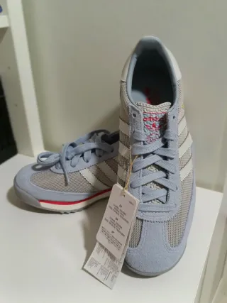 Zapatillas Adidas Grises y Rojas