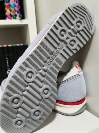 Zapatillas Adidas Grises y Rojas