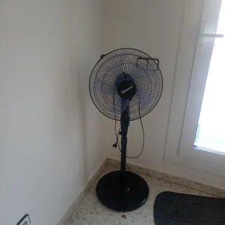 Ventilador de pie Benavent negro/azul