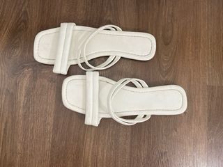 Sandalias blancas planas