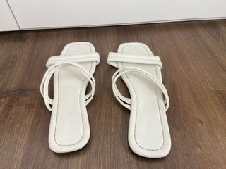Sandalias blancas planas