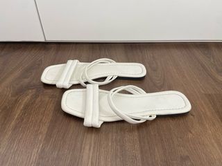 Sandalias blancas planas