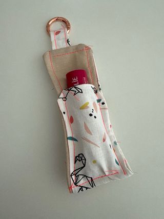 Llavero porta labial tela, hecho a mano.
