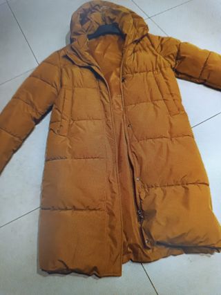 Abrigo largo naranja con capucha