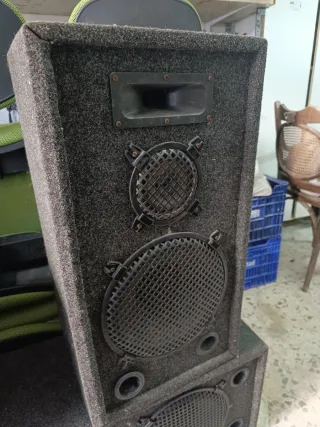 Altavoces grandes grises y negro