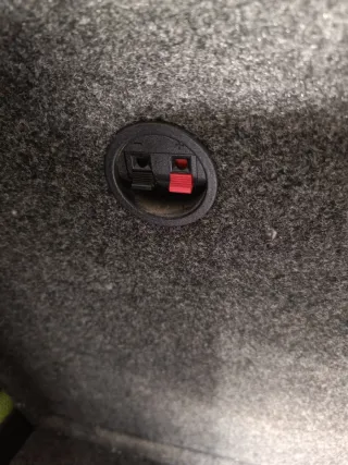 Altavoces grandes grises y negro